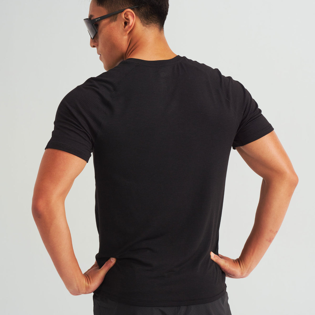 Men’s Stride Flex Performance Tee - Black Feetures Graphic